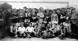 <span lang= es-es >Los duelos primigenios</span>. La imagen corresponde  al enfrentamiento que disputaron una selecci�n gallega contra los ingleses en Vilagarc�a en 1922.