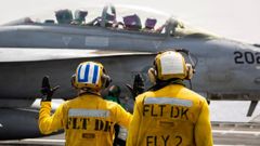 Dos marines estadounidenses hacen se�ales a un avi�n que participa en la Operaci�n Furia �pica 