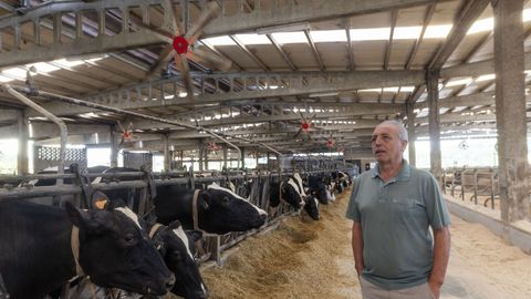 �O mellor investimento que fixemos�. Antonio S�nchez, de la granja A Devesa de Langueir�n, en Ponteceso, tiene claro que la inversi�n en bienestar animal ha sido un acierto. Hace ya unos a�os instalaron un sistema automatizado de control t�rmico en su cuadra. Calcula temperatura y humedad y pone en marcha un sistema de ventiladores y aspersores.