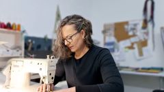 Cristina Alba en su taller de Moreda