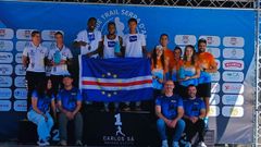 Podio del CD Biosbardo en el que finaliza tercero por equipos en el Trail Serra D&acute;Agra