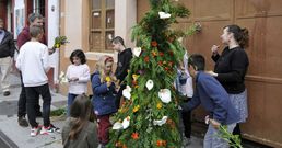El barrio de Canido se llen� de creaciones florales para conmemorar la fiesta. 