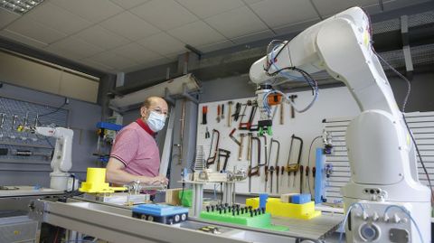 Xos� Manuel Leis, director del CIFP Polit�cnico de Santiago, uno de los centros piloto de los m�steres de FP en Galicia