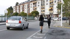 Polic�as locales de poblaciones de A Mari�a, como Viveiro (en imagen) o Foz, recuerdan que el 1 de octubre entran en vigor nuevas normas para patinetes, como el uso obligatorio de casco