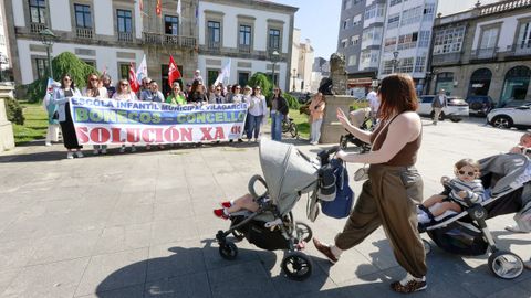 Las trabajadoras de la escuela infantil se concentraron delante&nbsp;de Ravella