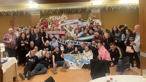 Foto de familia dos participantes do Cocido Celeste de Siareiros Dezaos do 2025.