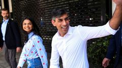Sunak, con su mujer, Akshata Murty, el domingo después de un evento de campaña en Stanmore, Londres.