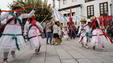 Danzantes de Vilanova dos Infantes interpretan el entrenzado de su danza gremial ante la Virgen del Cristal.