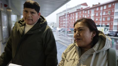 Luis Alberto Pinto y su mujer Betty Chac�n buscaban alternativas para llegar este viernes a Vigo desde A Coru�a