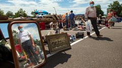 Imagen del rastro de Gij�n situado en el aparcamiento del estadio de El Molin�n