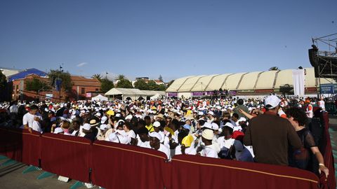 Asistentes durante un encuentro con las realidades de integraci�n de los migrantes, en la Plaza del Cristo de La Laguna.