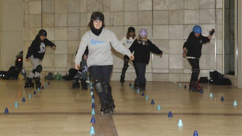 Helena Gasc�n, en una de las clases de slalom para adultos, en la Cidade da Cultura