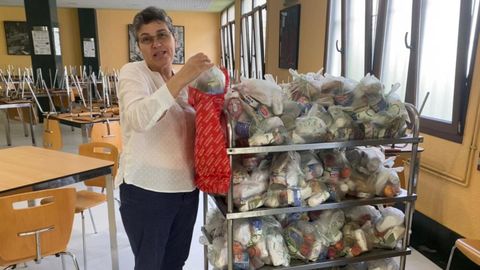Sor Fernanda García, junto con las bolsas que la Cocina Económica de Oviedo entrega a la hora de la cena a las personas más desfavorecidas