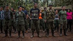 Algunos de los milicianos de las FARC mantienen sus h�bitos militares durante la conferencia. 