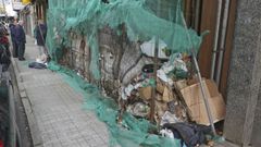 Aspecto de la basura acumulada en el edificio de S�nchez Calvi�o.
