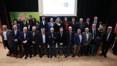 Foto de familia en la entrega del a�o pasado, con los ganadores de todas las ediciones para celebrar los 25 a�os del galard�n m�s la ganadora de entonces (Tralo Agro, de Friol), miembros del jurado y autoridades