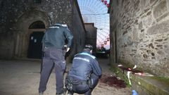Dos polic�as locales, junto al charco de sangre junto a la iglesia de Santa Susana, en lo alto de la Alameda compostelana