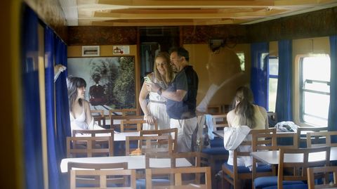 Los viajeros vigueses Sonia Antelo y Juan Jos� Rodriguez, durante el viaje inaugural en el tren cafeter�a 