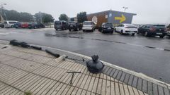 Los restos de la farola continuaban esta tarde tirados sobre la acera