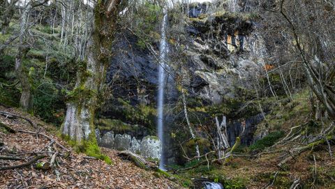 Otra vista de la cascada del arroyo de A Fervenza