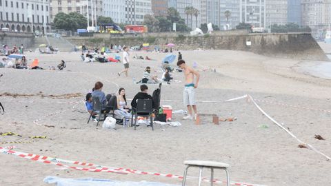 Las playas de Riazor y Orz�n amanecieron llenas de j�venes que pasaron la noche sobre la arena para disfrutar del San Xo�n