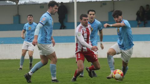 Uriarte conduce el bal&oacute;n presionado por Manufre y ante la mirada de sus compa&ntilde;eros Trasi, Diego y Diogo.