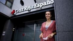 Estefan�a Hern�ndez, ante la sede de Cruz Roja, en A Coru�a, en donde trabaja