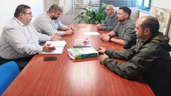 Reunin de miembros de Plademar con el regidor y el teniente de alcalde de Noia