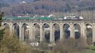 Un tren de mercancas circulando por el puente de A Chanca, en Lugo