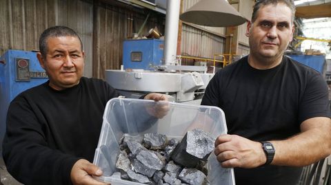 Dos técnicos de Rey Bronze Castings muestran el silicio fabricado sin carbón.