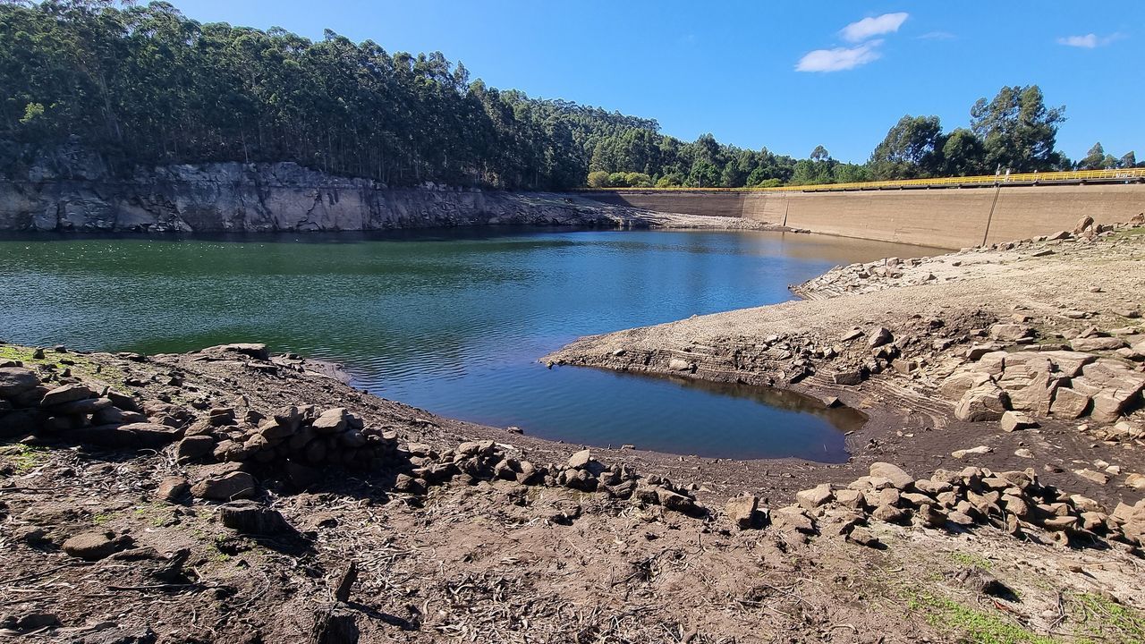 Baiona prohíbe regar jardines, llenar piscinas, los baldeos y el lavado de coches por la falta de lluvias