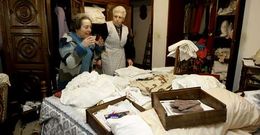 Alicia, propietaria del bar Par�s, en la Plaza de Lugo, recibi� ayer numerosas muestras de apoyo .