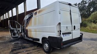 El furg�n fue abandonado en A Tilleira, Cerqueda, y los ladrones le plantaron fuego para no dejar huellas sobre la autor�a.