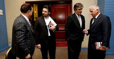 Alvelo (derecha), con Pedro Puy, Rodr�guez Miranda y Jos� Crespo en la presentaci�n del libro.