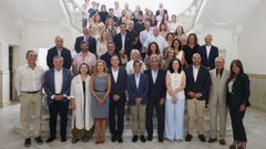 Foto de familia con representantes del concello, patrocinadores y colaboradores. 
