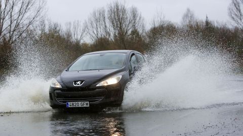 El agua inund� la carretera de Sober a Canabal