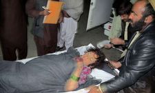Una de las ni�as heridas por el misil es trasladada a un hospital en Helmand. 