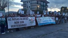 La plataforma vecinal se concentr� frente al consistorio antes del inicio del pleno ordinario de la corporaci�n