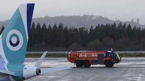 Foto de archivo de una dotacin de Bomberos del aeropuerto de Santiago-Rosala de Castro