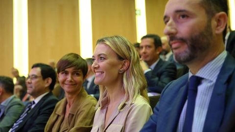 Marta Ortega, en el centro, durante la junta general de accionistas de Inditex de 2018.