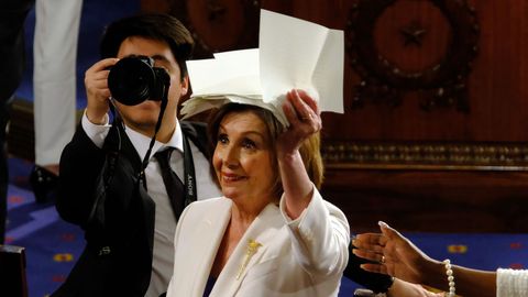 Nancy Pelosi, con la copia del discurso de Trump que rompi�