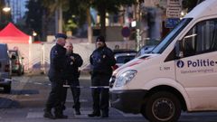 Polic�as en la escena del apu�alamiento mortal de un agente en Bruselas.