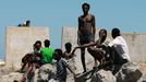 Un grupo de personas migrantes en una de las playas de la ciudad de Ceuta.