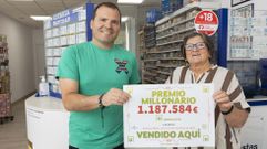 Miguel Ennes y Matilde Fraguela, de Casa L�pez, este s�bado con el cartel que acredita la entrega de uno de los premios m�s importantes del establecimiento 