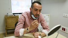 En la imagen, una persona se toma la muestra para hacer el test de ant�genos en la farmacia de Isabel Campo