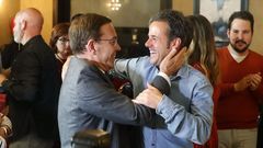 El candidato de Ciudadanos a la Presidencia del Principado, Juan Vázquez (i), y el candidato de este partido a la alcaldía de Oviedo Ignacio Cuesta, celebran los resultados electorales.