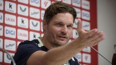 El t�cnico del Athletic Club,� Edin Terzic, en la rueda de prensa previa al partido ante el Celta.