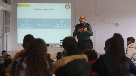 Otro momento de la charla que dieron los agentes del Seprona en el colegio monfortino