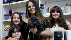 La profesora, editora y pedagoga Rebeca Lpez Otal, con sus tres hijas y uno de sus perros, en su librera de Os Mallos, en A Corua.