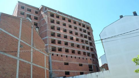 Colosal edificaci�n abandonada en la calle Calexa, claramente visible desde el corredor Lugo-Monforte